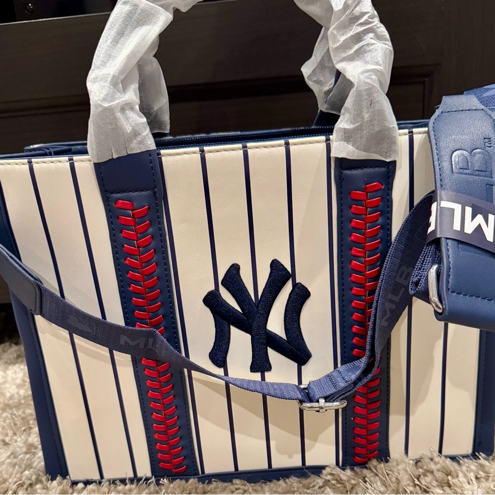 NY Yankees Tote with Structured Design and Quality Material